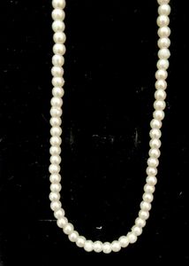 Elegant Faux Pearl Necklace