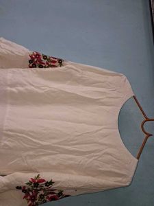 Elegant White Kurta with Floral Embroidery
