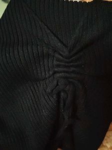 BLACK V NECK FITTED TOP