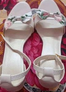Elegant White Heels with Floral Detail