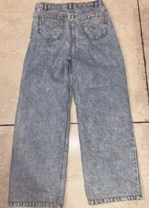 straight light blue jeans with little dark blu