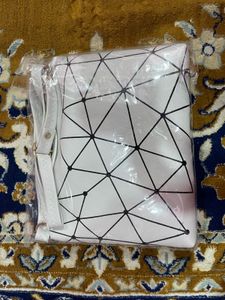Chic White Geometric Crossbody Bag👜