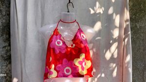 181110. Floral Halter Neck Crop Top
