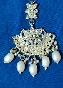 Elegant Maang Tikka with Pearls
