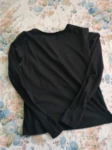 Gym top with thumbholes