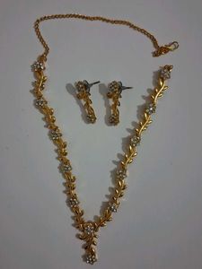Elegant Gold-Tone Necklace &amp; Earring Set