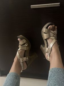 Stylish Gold Woven Sandals Eu 36