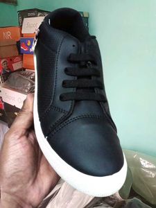 NEW NO USED CASUAL SHOES FOR MEN AND WOMEN.
