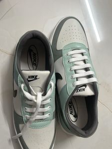 SIZE 10 Stylish Nike Air Sneakers