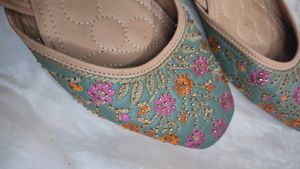 🌸 Handcrafted Embroidered Juttis – Size 41 🌸