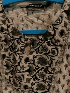 Elegant Embroidered Kurta Set M- L
