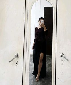 Chic Black Pleated Midi Skirt