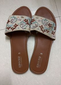 Embroidered Floral Flat Sandals