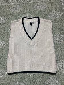 H&M cute V neck knit vest sweater