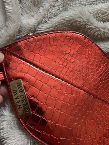 Lip shape pouch