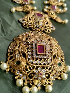 Exquisite Kundan &amp; Pearl Necklace Set