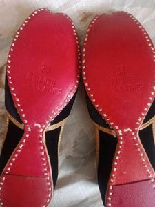 Embellished Black Juttis/Mojaris