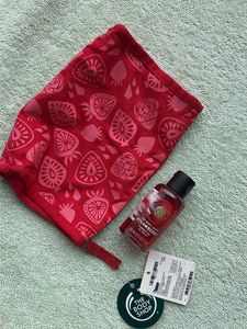 The Body Shop Strawberry Pouch