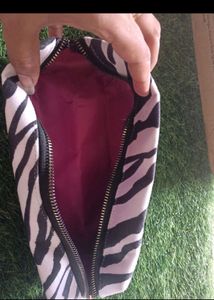 L.A GIRL STORAGE POUCH