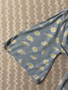 Cute Daisy Print V-Neck Top