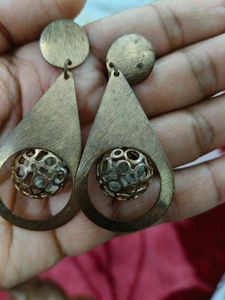 Earings With Crystal Ball And Two Nailpaints