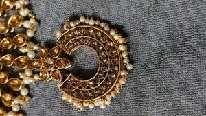 Stunning Gold Tone Necklace with Pearls