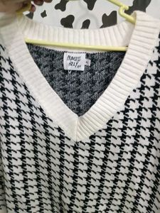 Houndstooth V-Neck Sweater Vest