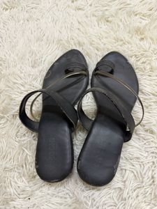 Chic Black Toe Ring Sandals