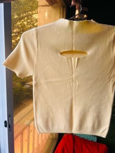 🌼🌼 Cut-Out mock Neck Crop Top🌼🌼