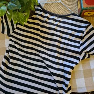 Classic Black &amp; White Sweet Heart Neck Striped Top