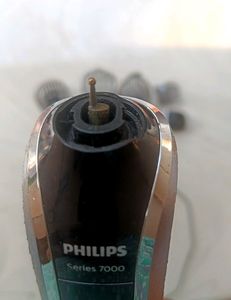 philips trimmer 7000 series With Original Charger