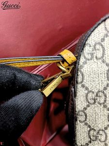 GUCCI* *NEO VINTAGE GG SUPREME MESSENGER BAG*