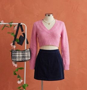 Chic Pink Cropped V-Neck Sweater