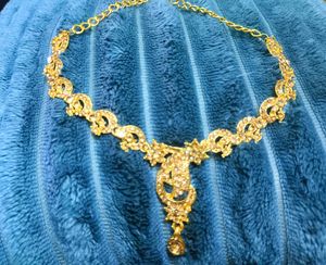 Exquisite Gold-Tone Necklace with Crystals
