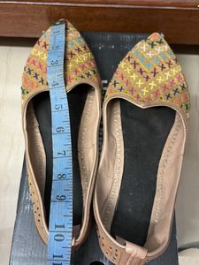 Embroidered Flat jutti / bellies