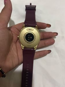 Stylish Smartwatch - Gold and Burgundy - Noise