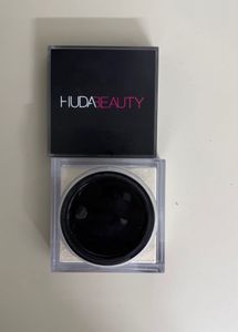 HUDA BEAUTY Easy Bake Powder