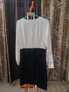 Chic Black &amp; White V-Neck Dress