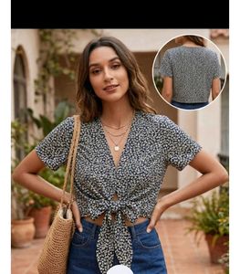 Chic Floral Tie-Front Crop Top