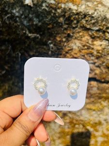 Elegant Pearl &amp; Gold Tone Stud Earrings