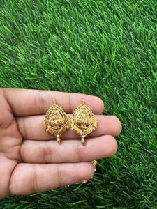 Exquisite Gold Toned Pendant with Earrings