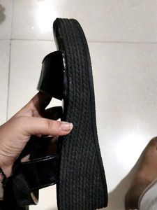 Chic Black Flat Sandals
