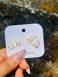 Elegant Pearl &amp; Gold Tone Stud Earrings