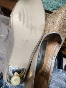 Sparkly Gold Pointed heels 👠👠👠