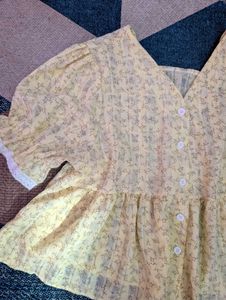 Cute yellow top