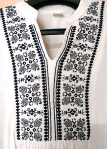 🖤🤍Embroidered Peasant Top