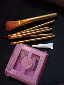 Make-up Brush With Eyelashes