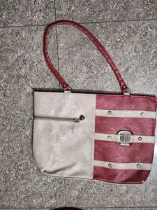 Hand bag, good condition, but one zip problem