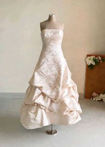 Elegant Strapless Bridal Gown
