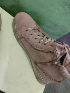 Stylish Women's Sneakers with Pearls
